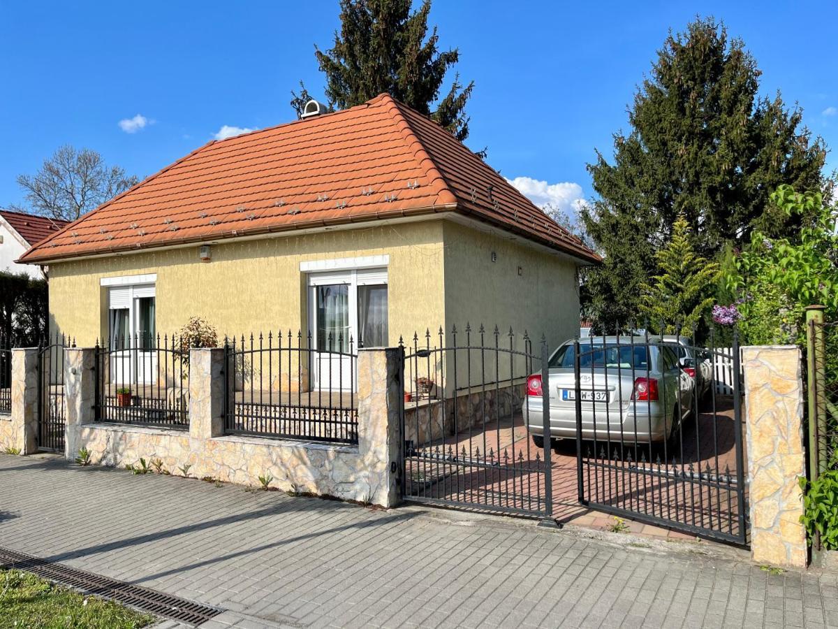 Budapest Airport Smiley House Gyal Екстер'єр фото