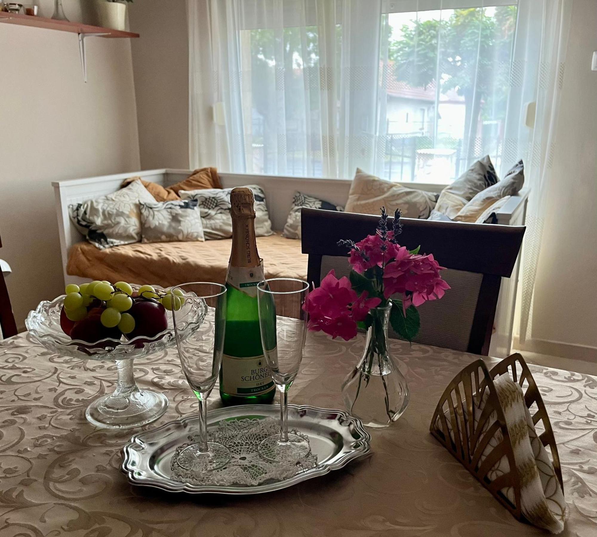 Budapest Airport Smiley House Gyal Екстер'єр фото